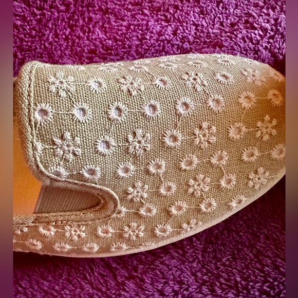 Comfortview Athletic Dottie Beige & White Eyelet Canvas Sneaker/Loafer, Size 10W - Picture 4 of 7